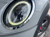 ●LEDヘッドライト:夜間走行時も良好な視界を確保し安心して運転できる高輝度LEDヘッドライトを装備!点灯速度が早く、消費電力も抑えられています。