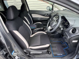 【運転席&助手席】シートは硬くなく座りやすい仕様です!シート色が黒色なので汚れも目立ちにくいですよ(^▽^)/ホワイトの差し色もキレイです♪