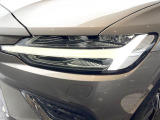 【LEDヘッドライト】明るく眩しいハイビームを先行車や対向車に照射しないオートハイビームを備えたLEDヘッドライト。北欧神話に登場するトールハンマーをモチーフにした、一目でボルボとわかるデザイン。