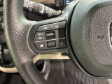 ステアリングにオーディオ操作スイッチが付いています。オーディオ画面に直接タッチしなくても操作が出来ますので、運転に集中できます。
