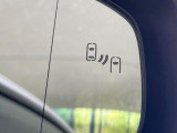 【ブラインドスポットモニター】走行中、ドアミラーの死角になりやすい箇所に後続車が接近するとサイドミラーのレンズに警告を表示!ドライバーに注意喚起をしてくれます。