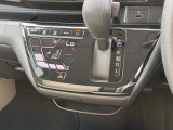タッチパネル式のオートエアコンで車内はいつでも快適空間です♪ついでにお掃除も楽々です♪又、シートヒーター装備です。