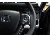 Hondaセンシングの機能のひとつ、アダプティブクルーズコントロール付!アクセルから足を離しても設定したスピードと前車との車間を保ち走行してくれます!車線維持もアシスト☆高速道路で疲労軽減ですね☆