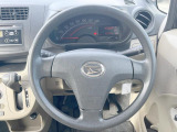 インテリアに合わせたデザインのステアリングは、運転される方のことも考え、運転しやすい形状、大きさです。是非一度、実際に触ってお確かめください。