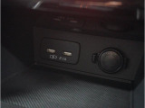 小物の収納に便利なセンタートレイには携帯等のデバイスの充電可能なUSB出力電源付です。