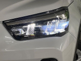 【LEDヘッドライト】悪天候や夜間走行時も良好な視界を確保し安心して運転できる高輝度LEDヘッドライトを装備!点灯速度が早く、消費電力も抑えられています。