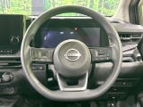 インテリアに合わせたデザインのステアリングは、運転される方のことも考え、運転しやすい形状、大きさです。是非一度、実際に触ってお確かめください。