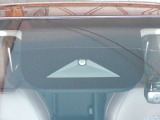 前方の車両を検知。 エマージェンシー(衝突軽減)ブレーキ装備