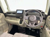 運転席まわりです。 各操作スイッチは使いやすい位置に配置されてます。