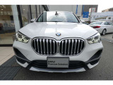 BMWの代名詞の【キドニーグリル】グリルが腎臓のように見えるので【キドニー】と呼ばれるようになりました。一目見ただけでBMWであると認識できる確固たるアイコンとして存在感を放ちます。