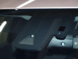 【プリクラッシュセーフティシステム】ミリ波レーダーと単眼カメラを併用したセンサーで前方の車両と昼歩行者を検知し、それに基づく統合的な制御により、事故の回避や衝突被害の軽減を支援します。