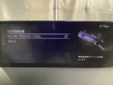 カメラが車線を認識してはみ出しそうになるとステアリングアシストが介入するレーン・キープ・アシストシステムを装備しております。お好みで作動・非作動の設定も可能です。