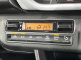 【オートエアコン】一度お好みの温度に設定すれば、車内の温度を検知し風量や温度を自動で調整。暑い&hellip;寒い&hellip;と何度もスイッチ操作をする必要はありません。快適な車内空間には必須の機能ですね♪