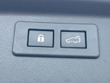 【パワーバックドア】スマートキーや運転席のボタンを押すだけでリアゲートが自動で開閉します!荷物を持っている時や、高い位置にあるバックドアを閉める際に便利な機能です♪