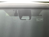 【トヨタセーフティセンス】走行中に前方の車両等を認識し、衝突しそうな時は警報とブレーキで衝突回避と被害軽減をアシスト。より安全にドライブをお楽しみいただけます。