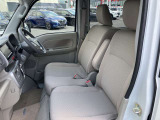 室内ビュー ベンチシートタイプで左右どちらからでも乗り降りが可能です