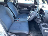 運転席は明るく、視界も良好で、快適な運転を実現します。