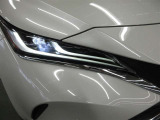 LEDの配光範囲を細やかに制御し、先行車や対向車に光が当たる部分だけを自動的に遮光するアダプティブハイビームシステム