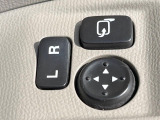【電動格納ミラー】サイドミラーは電動格納式となっており、狭い駐車場でもキズがつくリスクを抑えられます。