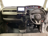車内は光触媒抗菌消臭施工済です。インパネ周りはスタイリッシュなデザインです。グローブボックスやカップホルダーのほかにトレーなどたくさんの収納スペースが付いています。