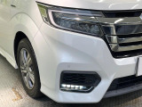 【LEDヘッドライト】悪天候や夜間走行時も良好な視界を確保し安心して運転できる高輝度LEDヘッドライトを装備!点灯速度が早く、消費電力も抑えられています。