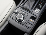 マツダコネクトを操作するコマンダーコントロールです。運転中に自然と手の触れる位置に配置されています。