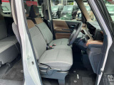運転席シートリフター(ラチェット式)で、座面の高さも上下に動き、体格にあわせて調整ができます。