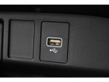 USBジャックも搭載。車内で音楽再生だけではなくスマートフォン等の機器へ充電可能です♪