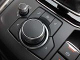 「MAZDAコネクト」コマンダー部 手元を見ることなく操作出来るように左手を自然に降ろした位置に設置。シンプルで使いやすく、機能を覚えやすいボタン配置になっています。