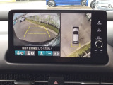 マルチビューカメラが周囲をしっかり映してくれるから、駐車が苦手でも安心。見えにくい場所もひと目でわかり、落ち着いて操作できます。