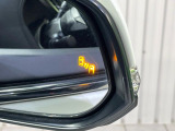 【ブラインドスポットモニター】走行中、ドアミラーの死角になりやすい箇所に後続車が接近するとサイドミラーのレンズに警告を表示!ドライバーに注意喚起をしてくれます。