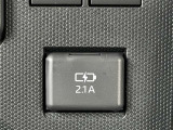 充電用USB端子付き。スマートフォンなどの充電に便利です。