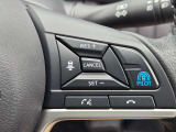 プロパイロットスイッチをONにして走行スピードを設定するだけで、ステアリングを自動制御で車線中央走行をキープ。車間距離をキープ。急な割り込みにもブレーキ操作なしでスピードをコントロール。