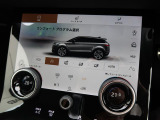 【Touch Pro Duo】10インチ高精細デュアルタッチスクリーンを備えております。上の画面でナビやオーディオを操作して、下の画面でキャビンやシートの温度調整をすることも可能です。