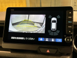 リバースギアに入れるだけで後方の表示へ切り替わります。夜間や雨の日の駐車も楽になりますよ。