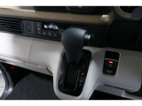 インパネシフトだから視線の移動も少なく足元もスッキリ♪運転席もゆったりしているのでゆとりを持ってドライブできますね!
