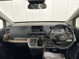 フロントガラスも広く、開放的な運転席周りとなっております♪