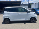サイドから見ても素敵なデザインの軽自動車です!天井も高く室内空間も広く快適です☆
