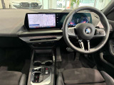 コックピットは、BMWらしくセンター・コンソールがドライバーに向けて傾けられた設計になっています。
