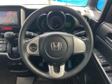 インテリアに合わせたデザインのステアリングは、運転される方のことも考え、運転しやすい形状、大きさです。是非一度、実際に触ってお確かめください。