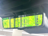 【スマートリヤビューミラー】後席の大きな荷物や同乗者で後方が確認しづらい時でも安心!カメラが撮影した車両後方の映像をルームミラー内に表示。クリアな視界で状況の確認が可能です!