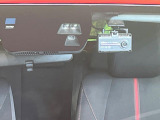 【i-ACTIVESENSE】走行中に前方の車両等を認識し、衝突しそうな時は警報とブレーキで衝突回避と被害軽減をアシスト。より安全にドライブをお楽しみいただけます。