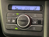 【オートエアコン】一度お好みの温度に設定すれば、車内の温度を検知し風量や温度を自動で調整。暑い&hellip;寒い&hellip;と何度もスイッチ操作をする必要はありません。快適な車内空間には必須の機能ですね♪