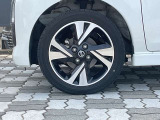 純正アルミホイール。タイヤサイズは165/55R15です。