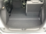 後席は分割可倒式で、用途に合わせてアレンジ可能。荷物の量や乗車人数に応じて柔軟に使える便利なシートです。