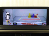 車両の前後左右に搭載したカメラから取り込んだ映像を合成し、車両を上から見た様な映像をナビゲーション画面に表示する事が出来る、パノラミックビューモニター