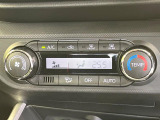 【オートエアコン】一度お好みの温度に設定すれば、車内の温度を検知し風量や温度を自動で調整。暑い&hellip;寒い&hellip;と何度もスイッチ操作をする必要はありません。快適な車内空間には必須の機能ですね♪