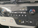 【左右独立型フルオートエアコン】運転席と助手席でそれぞれお好みの温度に設定可能。同乗者にも配慮した、快適な空調をお届け致します。