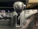CVT車のセレクトレバーです。低速から高速まで、変速ショックのないスムーズな走りを実現するとともに、エンジン効率のよい領域を維持することで燃費にも貢献します。