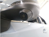 助手席側で見えにくい左前方の映像を、車内のマルチファンクションディスプレイに映し出します。前方への駐車や左寄せ、狭い道でのすれ違いなど、さまざまなシーンで安心して運転できる便利な機能です。